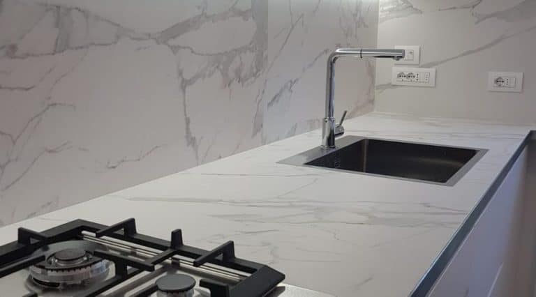 Dettaglio piano cucina in piastrelle effetto marmo, ristrutturazione cucina su misura di Creo Casa Milano