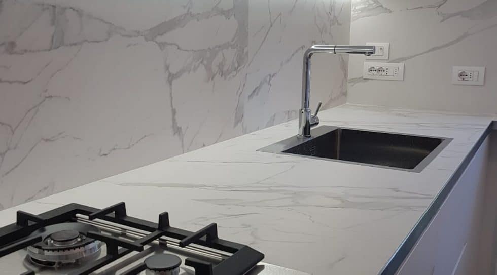 Dettaglio piano cucina in piastrelle effetto marmo, ristrutturazione cucina su misura di Creo Casa Milano