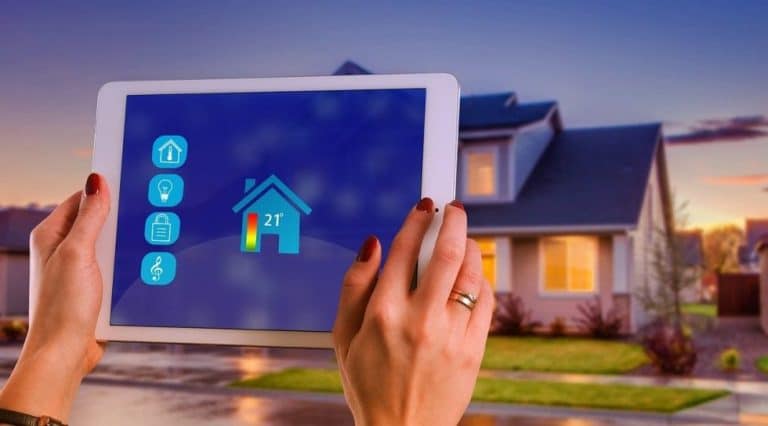 mani con ipad che gestiscono casa domotica