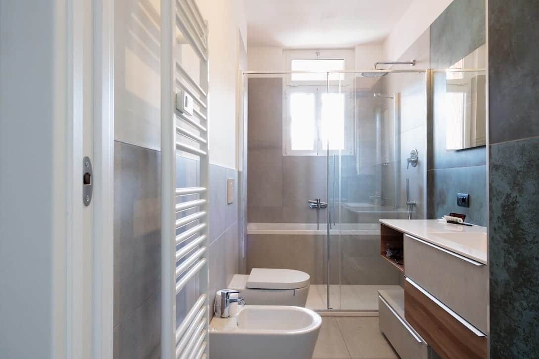 Ristrutturazione Bagno piccolo e moderno a Milano con dettagli eleganti