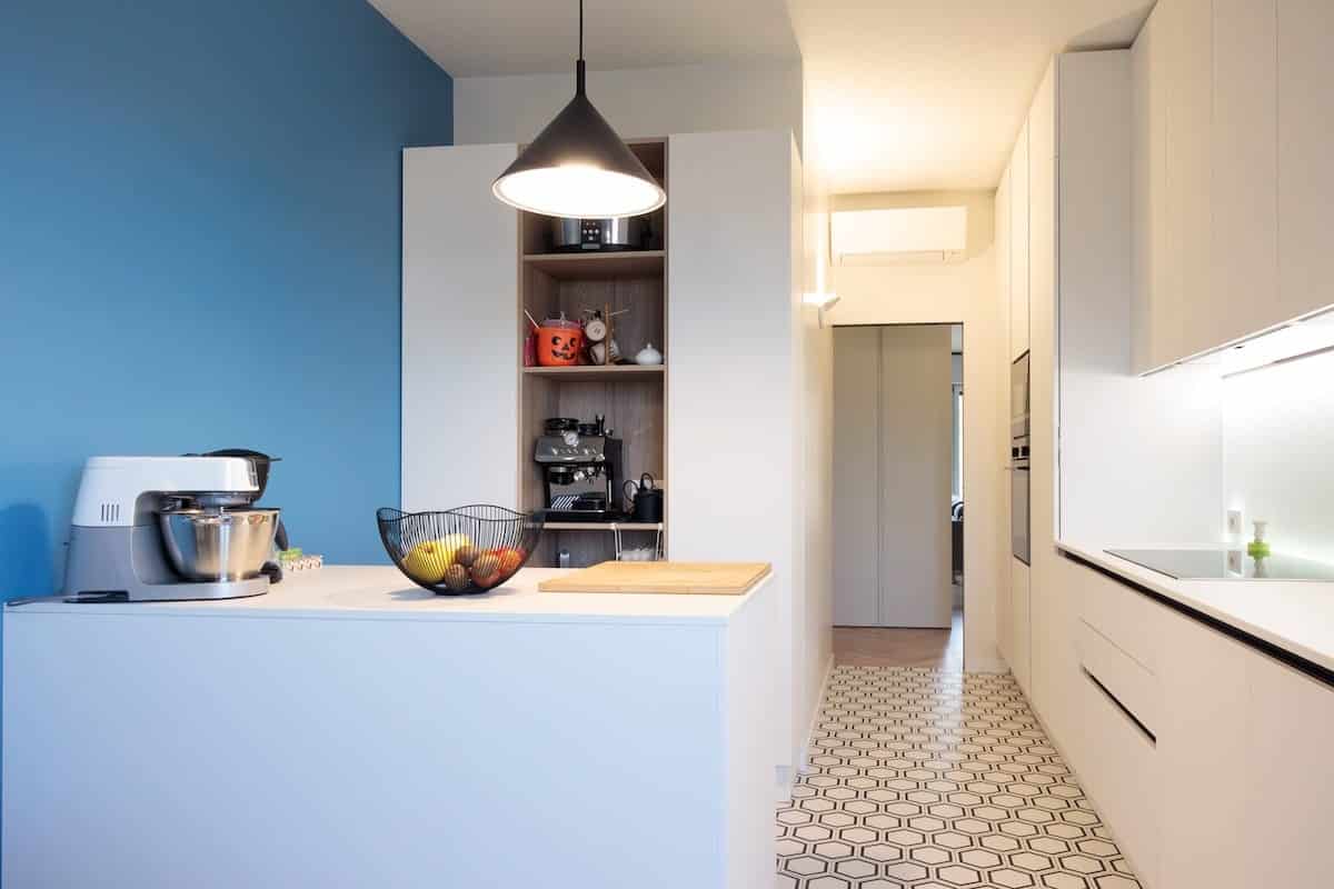 Ristrutturazione cucina moderna con top cucina in gres porcellanato di Creo Casa Milano