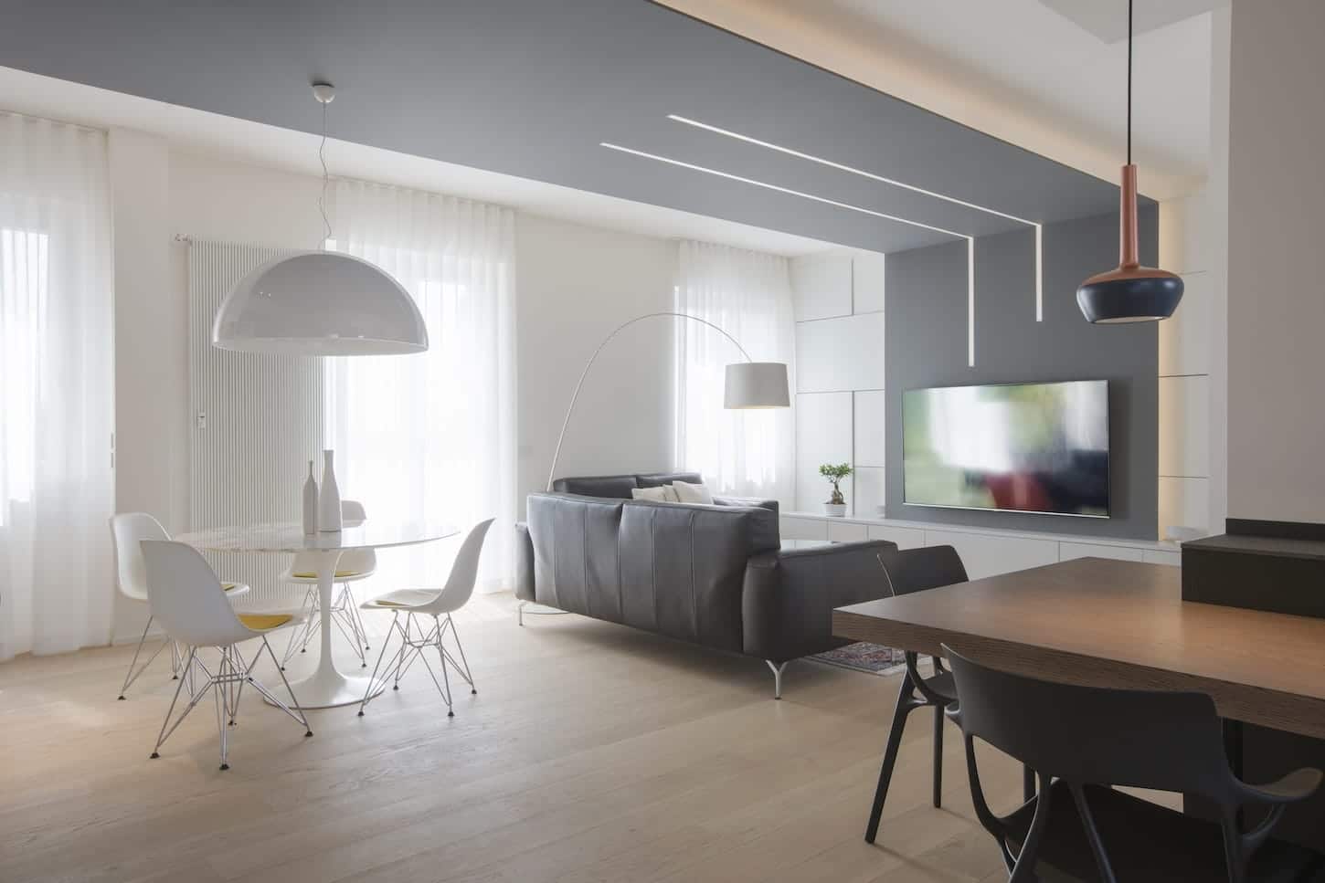 Ristrutturazione soggiorno moderno e minimal, con illuminazione a soffitto, a Milano realizzata da Creo Casa Milano