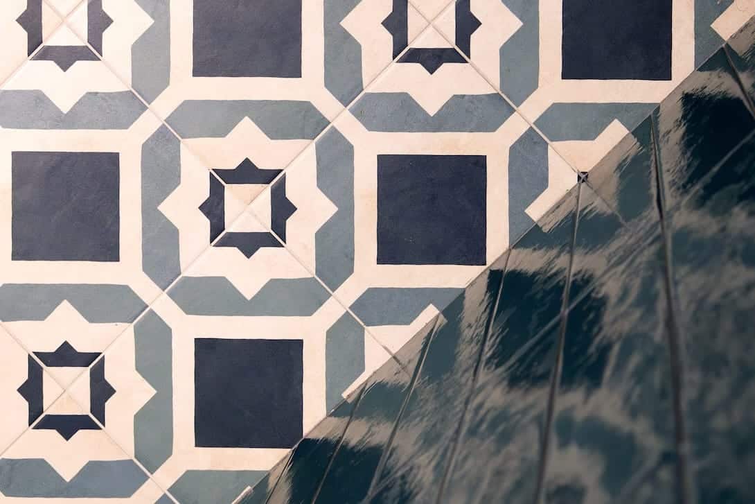 Dettaglio di pavimento bagno con piastrelle blu e verdi - ristrutturazione bagno di Creo Casa Milano