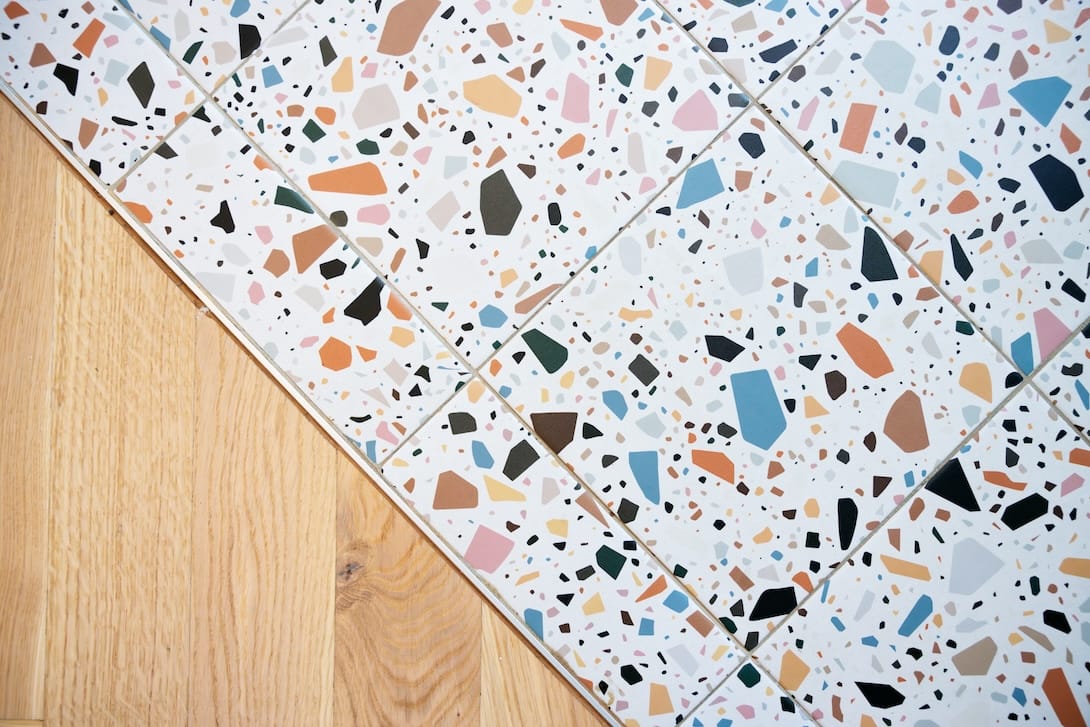 Dettaglio di pavimento in parquet e piastrelle colorate - ristrutturazione casa di Creo Casa Milano