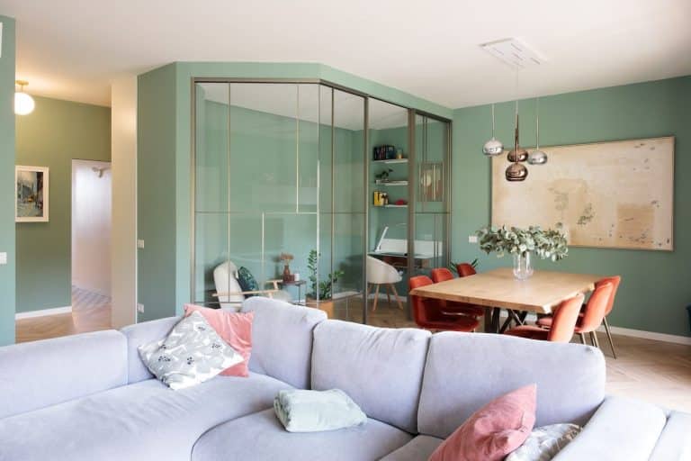Ristrutturazione casa soggiorno a Milano con zona Smart Working in vetro - realizzata da Creo Casa Milano