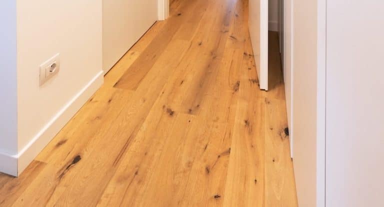 Dettaglio di pavimento con parquet levigato durante Ristrutturazione di Un appartamento a Milano da Creo Casa Milano