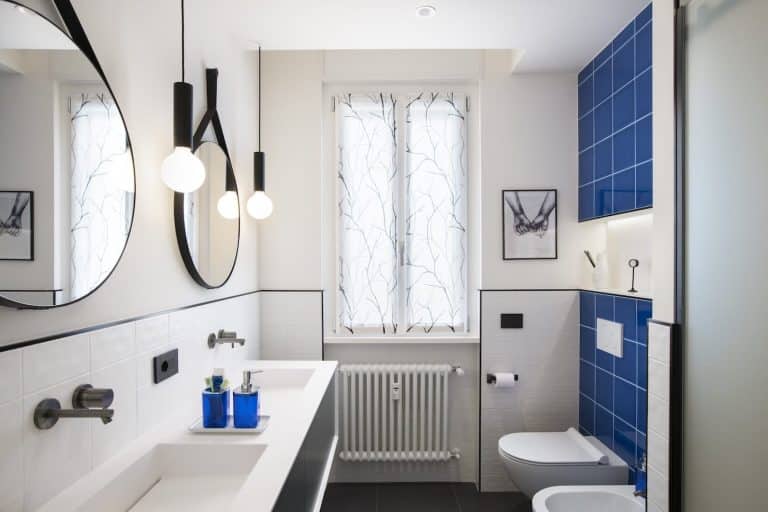 Ristrutturazione bagno moderno con piastrelle blu elettrico di Creo Casa Milano