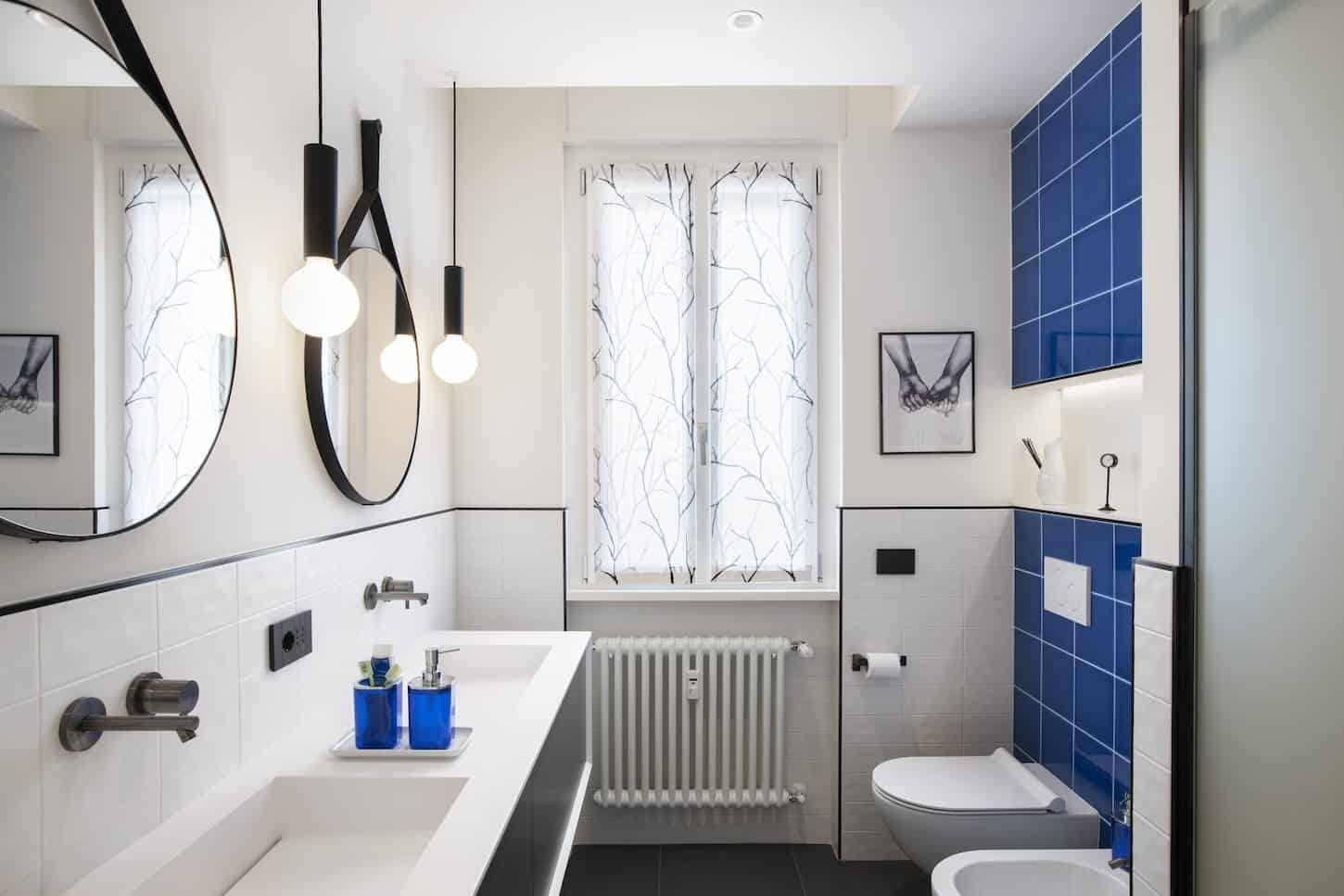 Ristrutturazione bagno moderno con piastrelle blu elettrico di Creo Casa Milano