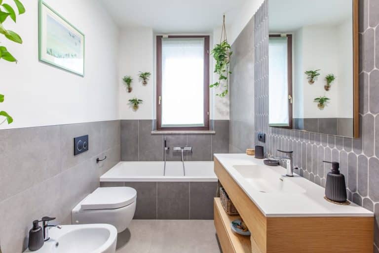 Ristrutturazione bagno moderno ed elegante di Creo Casa Milano