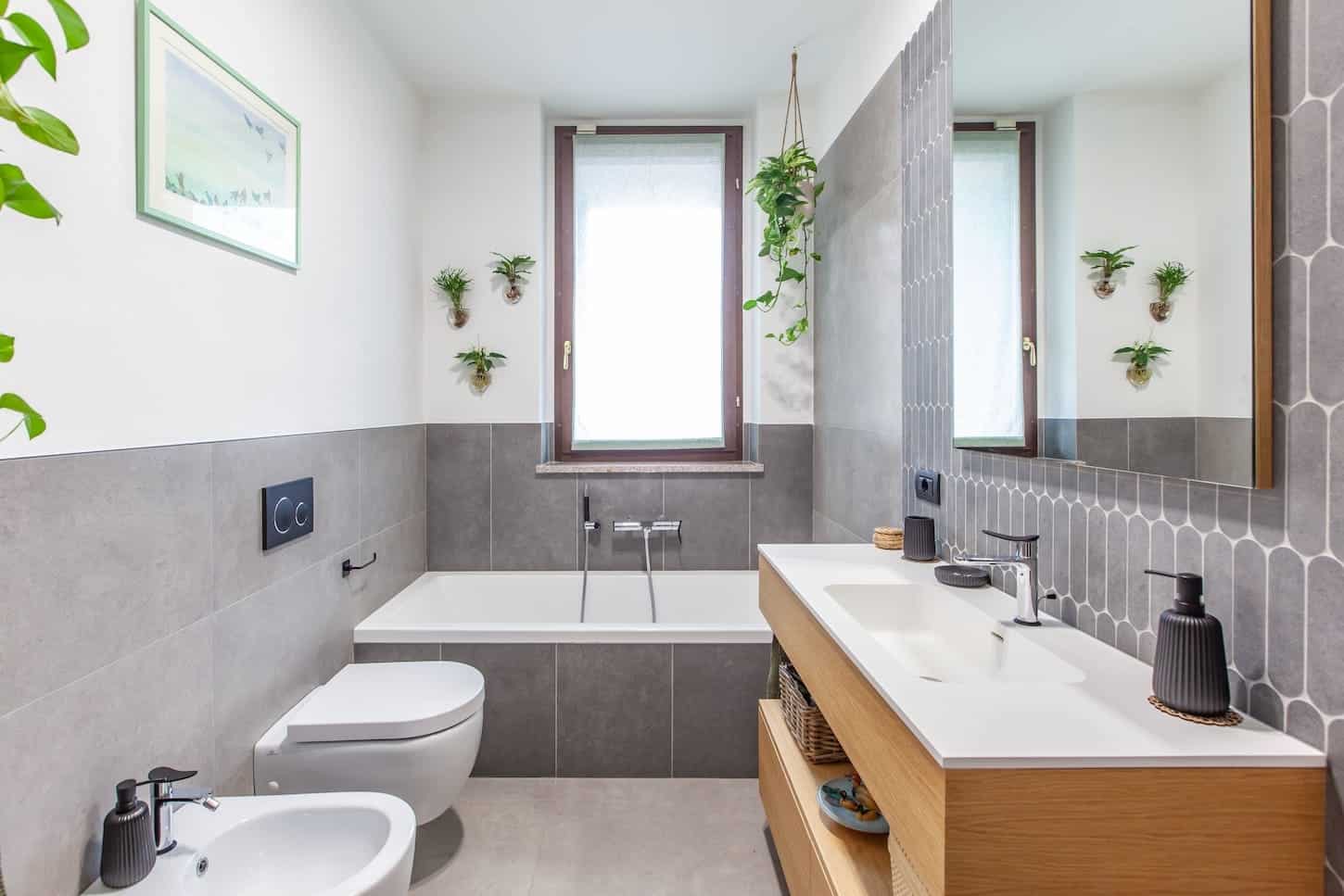 Ristrutturazione bagno moderno ed elegante di Creo Casa Milano
