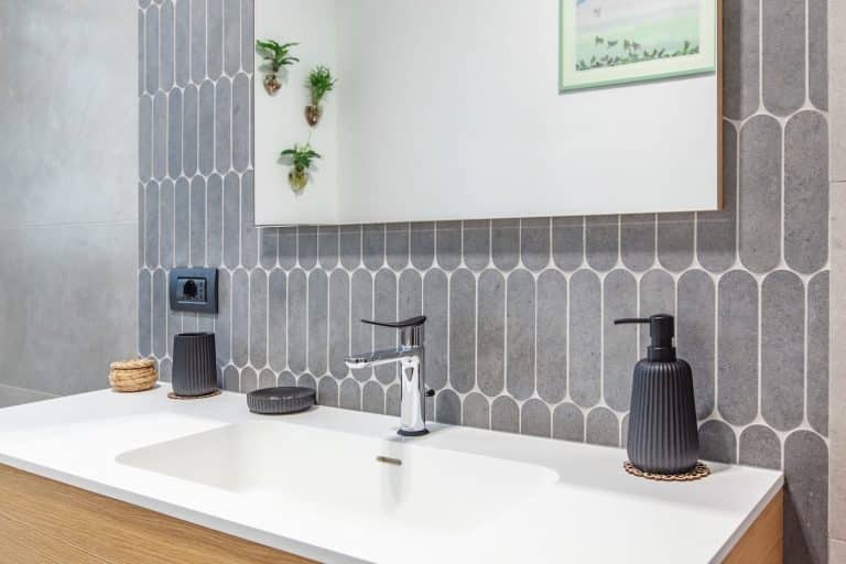 Dettaglio bagno moderno con piastrelle di design grigie