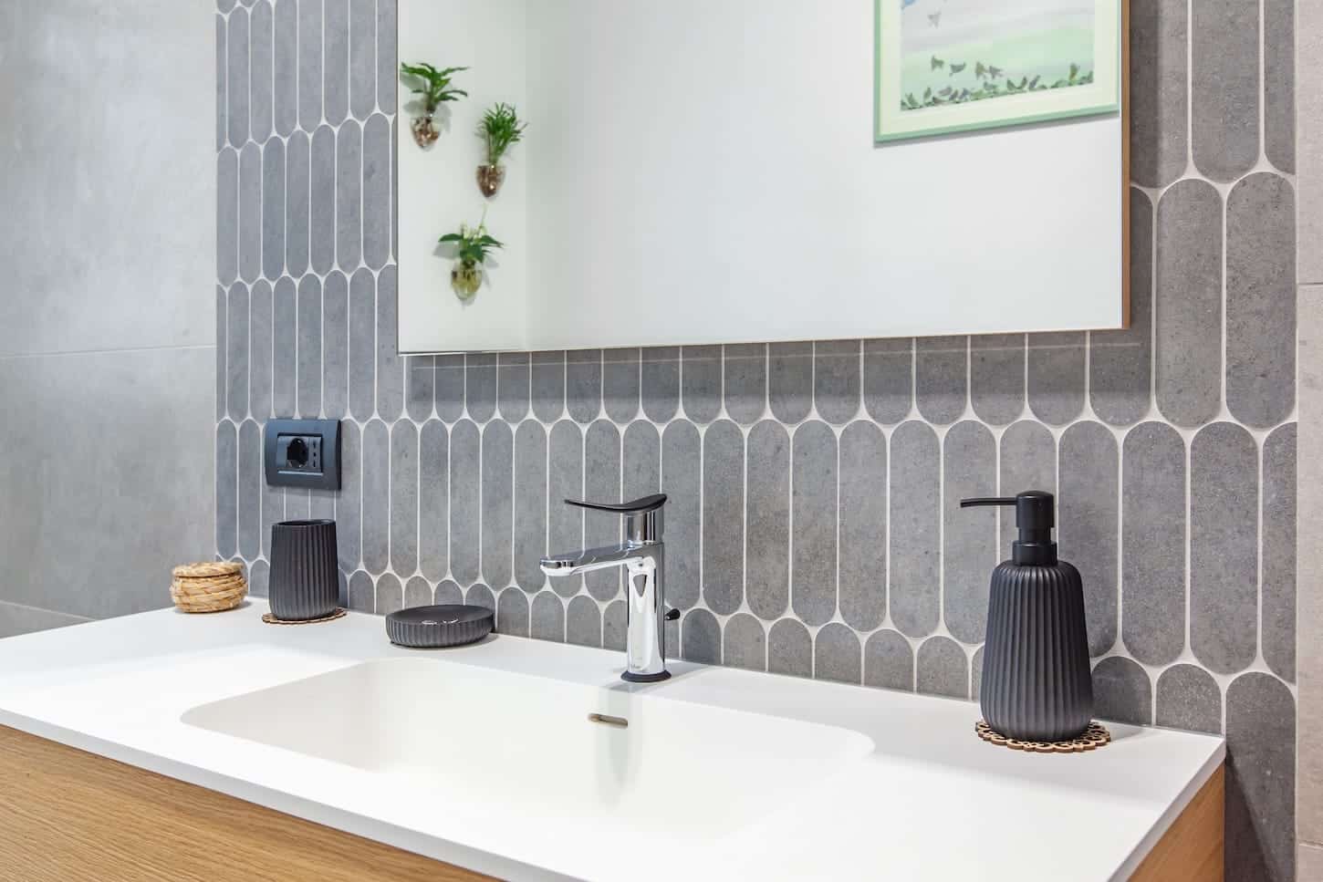 Dettaglio bagno moderno con piastrelle di design grigie