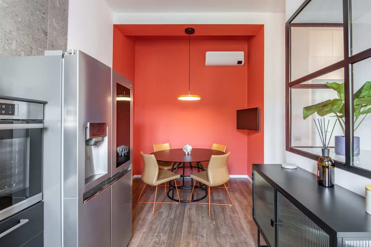 Ristruttuazione cucina e zona giorno moderna con nicchia rossa, cucina moderna su misura