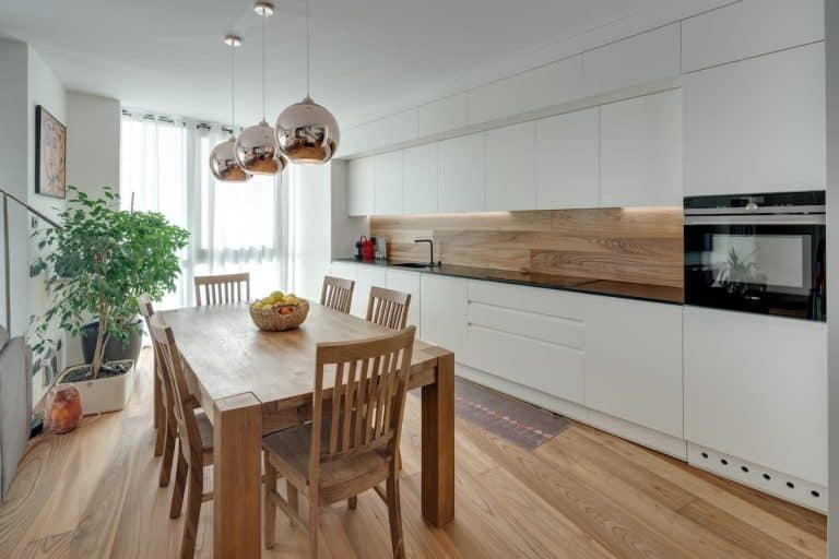 Ristrutturazione cucina moderna su misura, cucina luminosa bianca con dettagli in legno