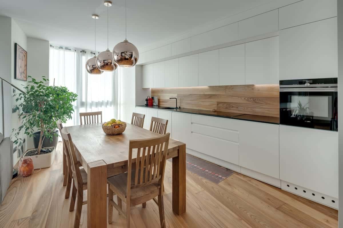 Ristrutturazione cucina moderna su misura, cucina luminosa bianca con dettagli in legno