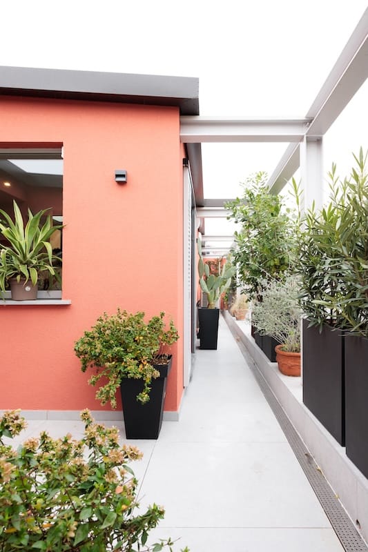 Ristrutturazione terrazzo di Creo Casa Milano con finiture moderne e colori vivaci